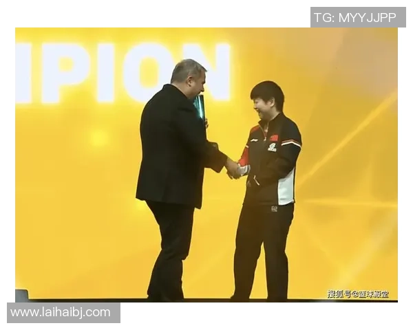 男女单颁奖!张本智和享用夺冠瞬间,王曼昱笑开花与观众一同庆祝